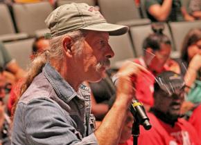 Jorge Mújica speaking out at a hearing on the minimum wage in Chicago